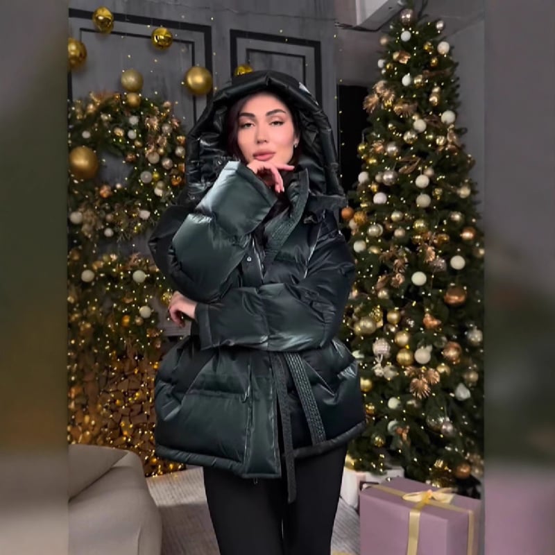 Дамско лъскаво яке с полиестерова обшивка и памучна подплата, със стойкова яка, с колан, цип отпред, средна дължина