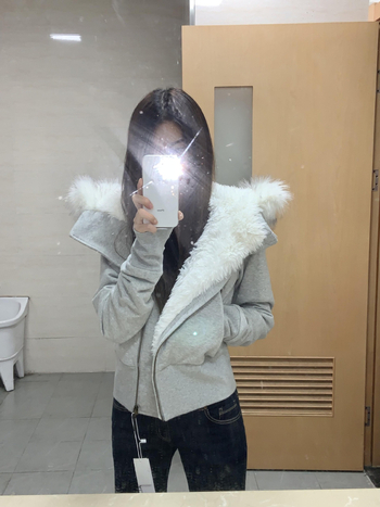 Памучно подплатено яке с качулка, изкуствен пух около яка, цип за закопчаване, дебела подплата, слим фит