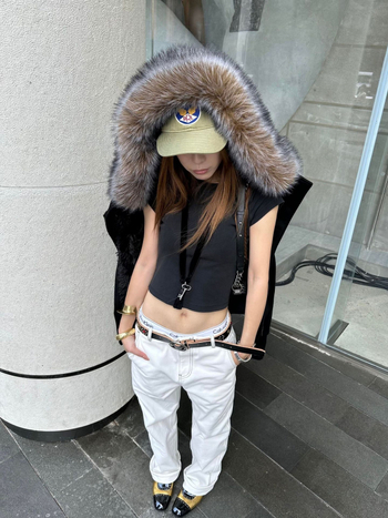 Памучно подплатено яке с качулка, изкуствен пух около яка, цип за закопчаване, дебела подплата, слим фит