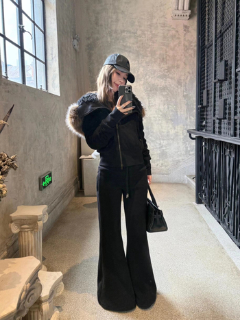 Памучно подплатено яке с качулка, изкуствен пух около яка, цип за закопчаване, дебела подплата, слим фит