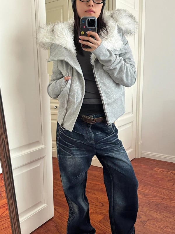 Памучно подплатено яке с качулка, изкуствен пух около яка, цип за закопчаване, дебела подплата, слим фит