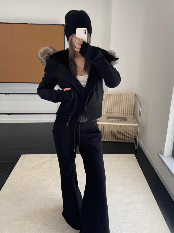 Памучно подплатено яке с качулка, изкуствен пух около яка, цип за закопчаване, дебела подплата, слим фит