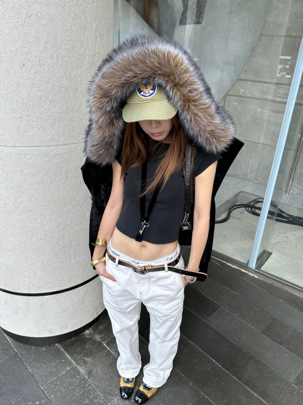 Памучно подплатено яке с качулка, изкуствен пух около яка, цип за закопчаване, дебела подплата, слим фит