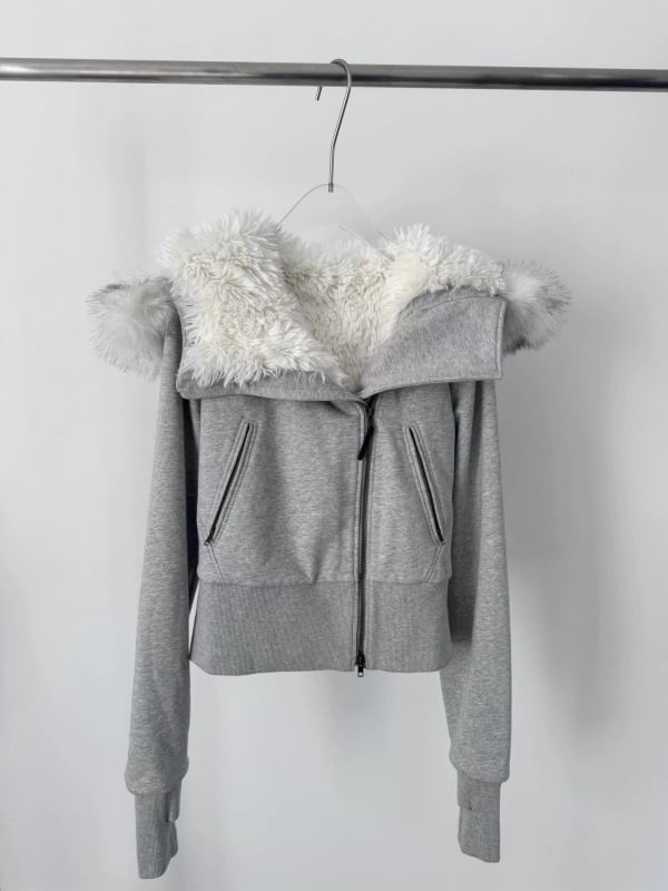 Памучно подплатено яке с качулка, изкуствен пух около яка, цип за закопчаване, дебела подплата, слим фит