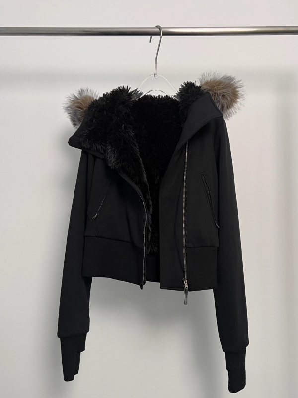 Памучно подплатено яке с качулка, изкуствен пух около яка, цип за закопчаване, дебела подплата, слим фит