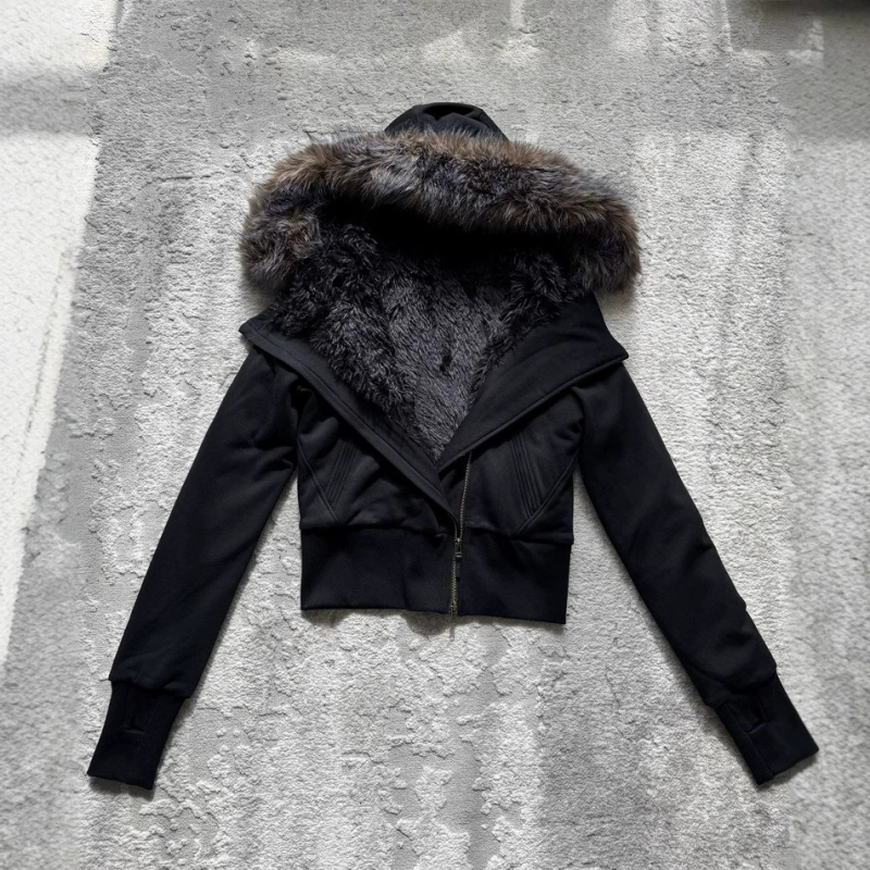 Памучно подплатено яке с качулка, изкуствен пух около яка, цип за закопчаване, дебела подплата, слим фит