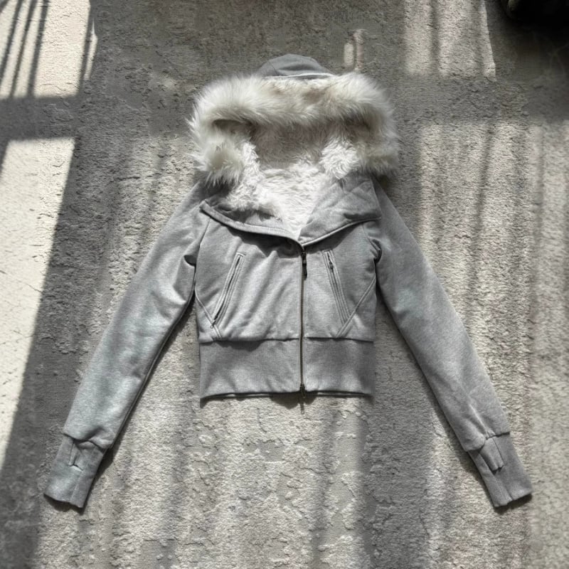 Памучно подплатено яке с качулка, изкуствен пух около яка, цип за закопчаване, дебела подплата, слим фит