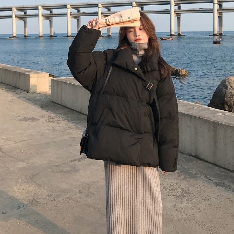 Женско памучно-пълнено палто, свободен силует, стойка яка, дълги ръкави, къс модел, едноцветно, полиестерна външна тъкан, памучна пълнеж, зима 2023