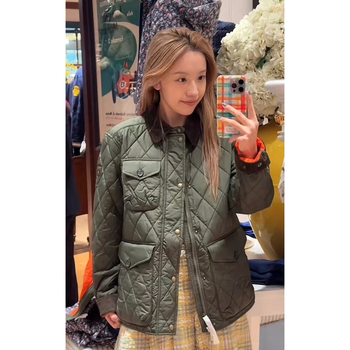 Свободна кройка квилирано памучно яке с лацкан, еднобортно закопчаване, пълнеж от памук, полиестерен външен плат и подплата