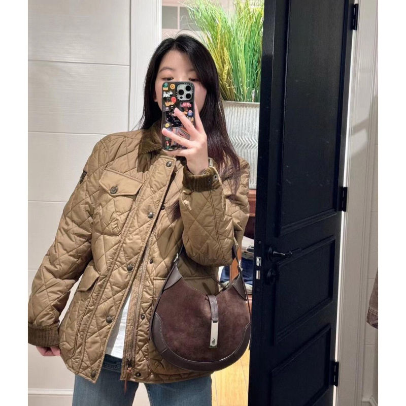 Свободна кройка квилирано памучно яке с лацкан, еднобортно закопчаване, пълнеж от памук, полиестерен външен плат и подплата