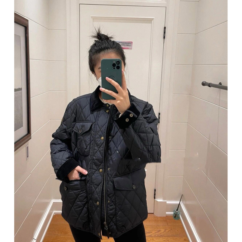 Свободна кройка квилирано памучно яке с лацкан, еднобортно закопчаване, пълнеж от памук, полиестерен външен плат и подплата