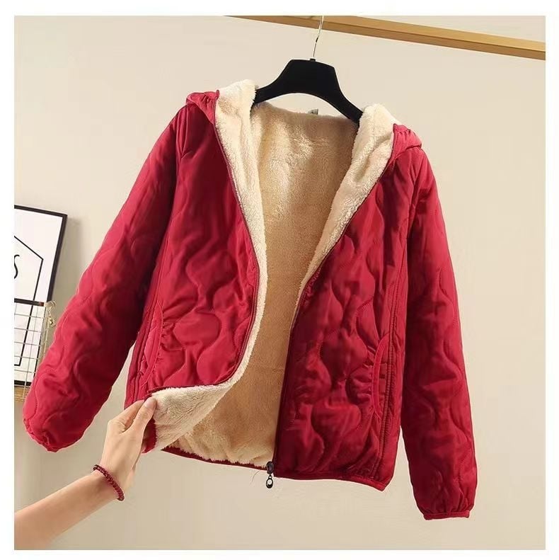 Памучно подплатено палто, корейски стил, с качулка, дълги ръкави, средна дължина 50–65 см; пълнител: имитационна коприна; основна материя: полиестер