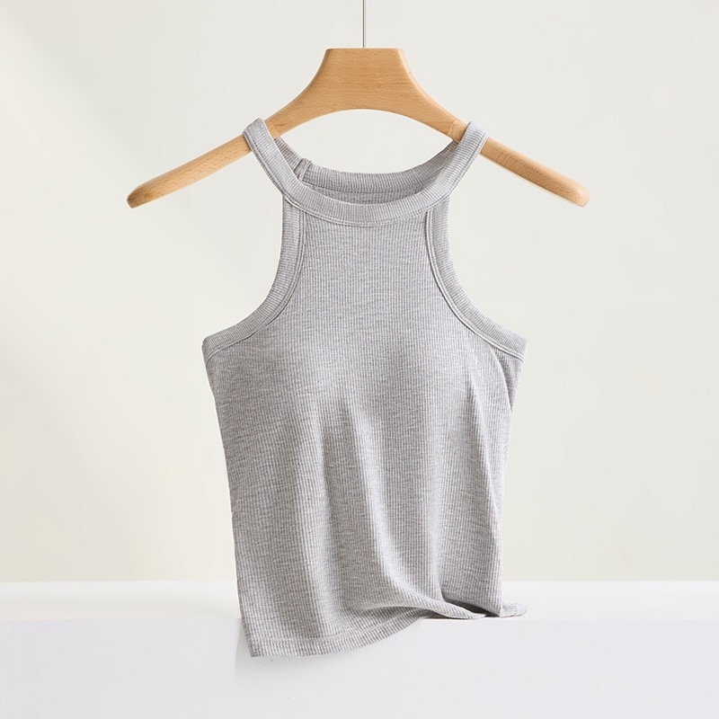 Halter top s ugrađenim pamukastim jastučićima; materijal: viskoza (95–100% viskoze); debljina tkanine: umjerena (181–200 g/m²); izrez: kružni; stil: halter, svestran