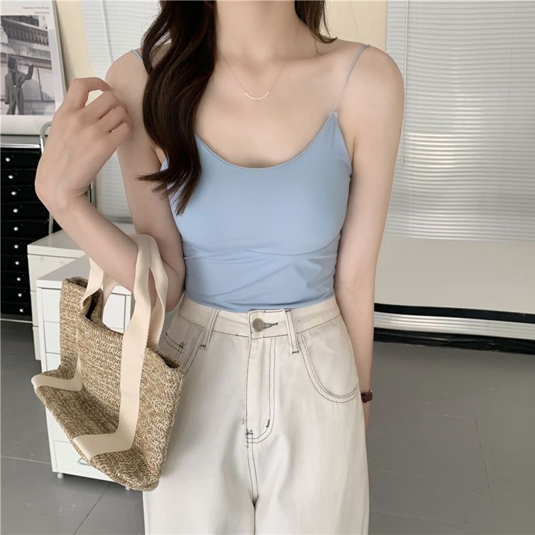 Najlon camisol s bezšivnom stražnjom stranom i ugrađenim jastučićima za grudi, okrugli izrez, minimalistički stil