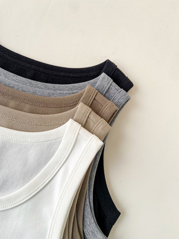 Ženski bezrukavni top, uski kroj, pamuk-elastan mješavina, visoka elastičnost, duljina 50–65 cm, proljeće 2025