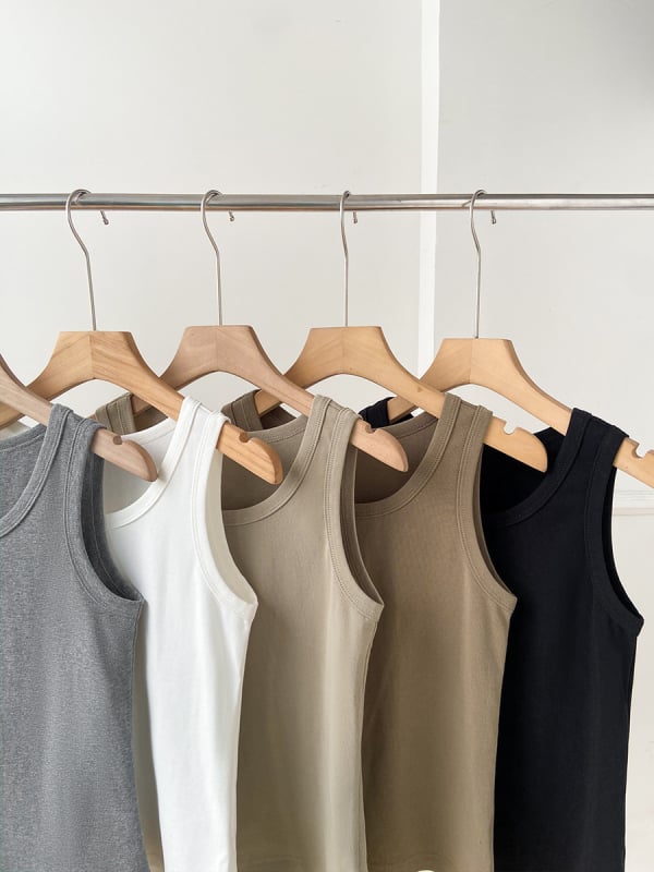 Ženski bezrukavni top, uski kroj, pamuk-elastan mješavina, visoka elastičnost, duljina 50–65 cm, proljeće 2025