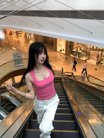 Ženski pamučni camisole top s Y-ramenima, uski kroj, mikroelastičnost, pull-over stil