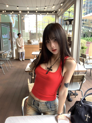 Ženski pamučni camisole top s Y-ramenima, uski kroj, mikroelastičnost, pull-over stil