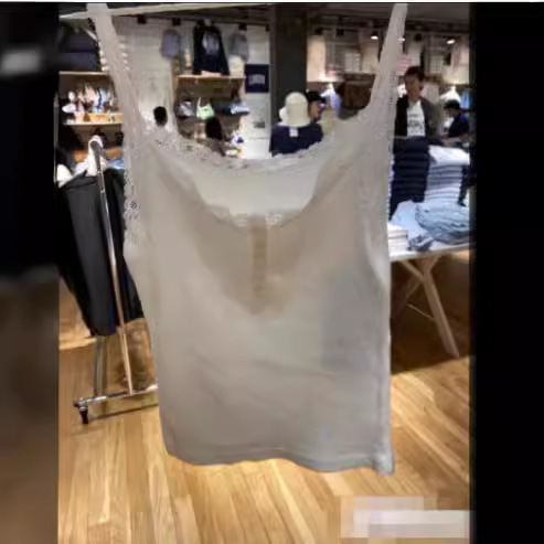 Ženski bezrukavni gornji dio s čipkastim rubom i gumbima sprijeda, elastična pamučna ribasta tkanina, uski kroj
