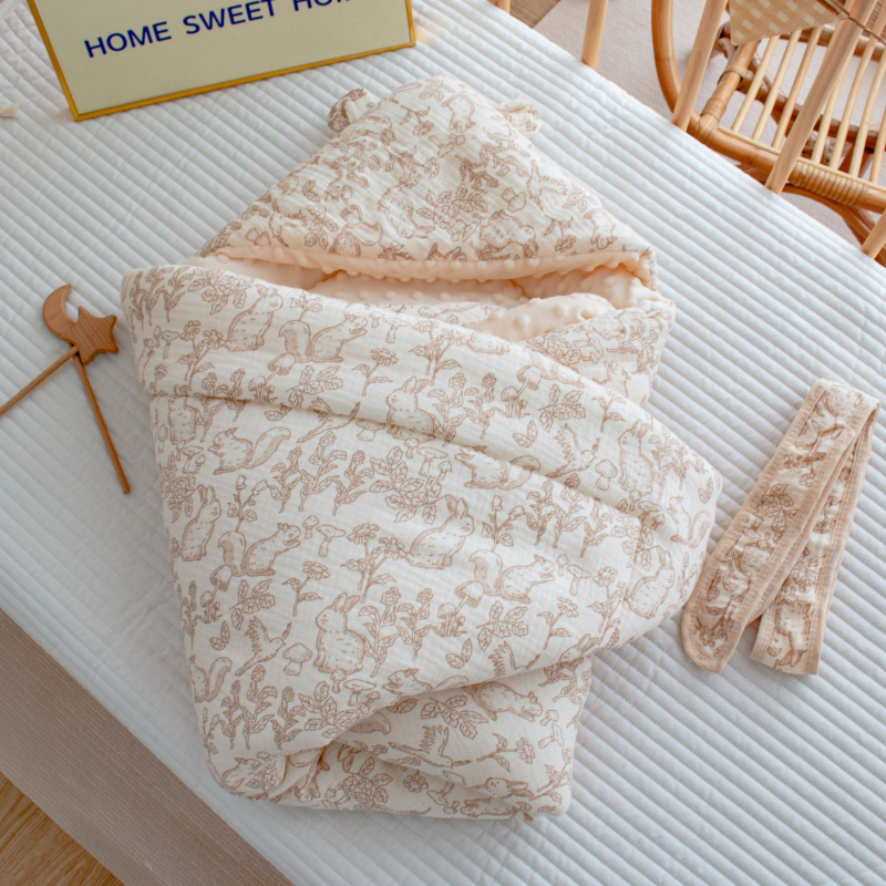 Pătură de înfășat pentru bebeluși cu glugă, țesătură gauze velour, umplutură din down cotton, model Cartoon, confort de toamnă pentru sugari 1–3 ani