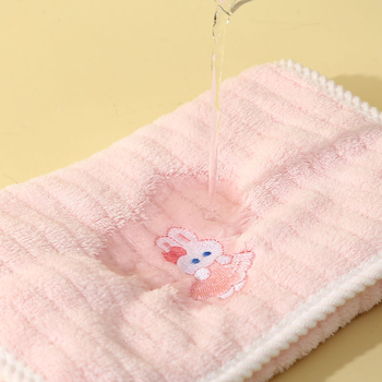 Prosop cu design iepuraș pentru bebeluși și adulți (fleece coral; fir 32; broderie și tiv; greutate sub 50 g)