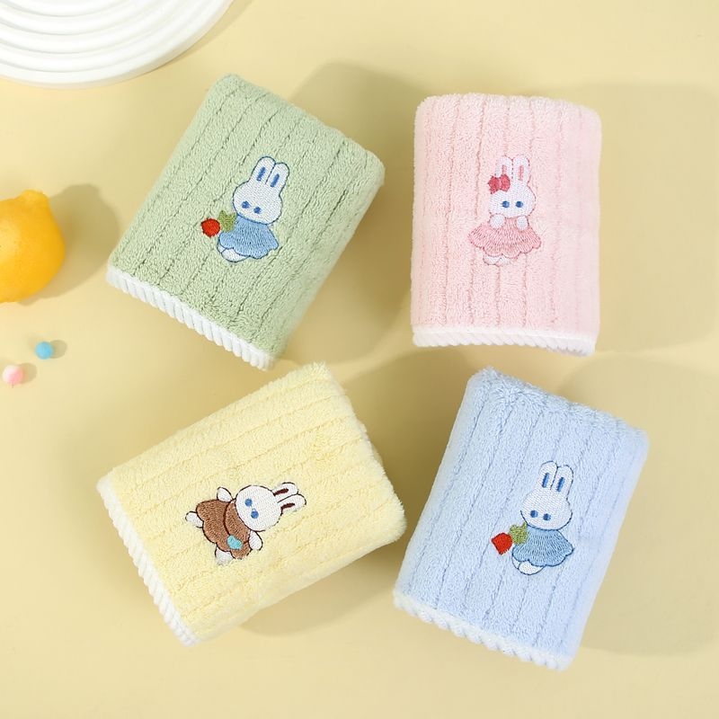 Prosop cu design iepuraș pentru bebeluși și adulți (fleece coral; fir 32; broderie și tiv; greutate sub 50 g)