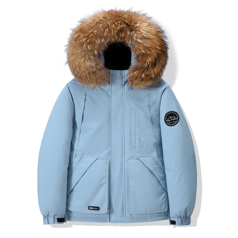 Пухено яке с голяма пухена яка; пълнител: бял патица пух; съдържание на пух 56–60%; пълнеж >450 г; основна материя: бамбукови влакна