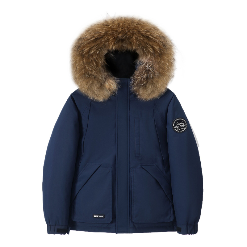 Пухено яке с голяма пухена яка; пълнител: бял патица пух; съдържание на пух 56–60%; пълнеж >450 г; основна материя: бамбукови влакна