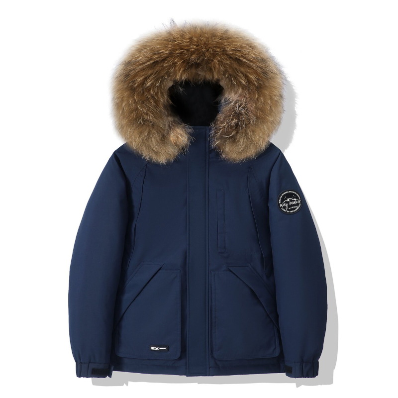 Пухено яке с голяма пухена яка; пълнител: бял патица пух; съдържание на пух 56–60%; пълнеж >450 г; основна материя: бамбукови влакна