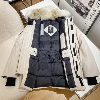 Női tollkabát, töltelék kacsa tollal, tolltartalom 81–85%, vastag belső pamut-gyapjú szövet, egyenes szabás