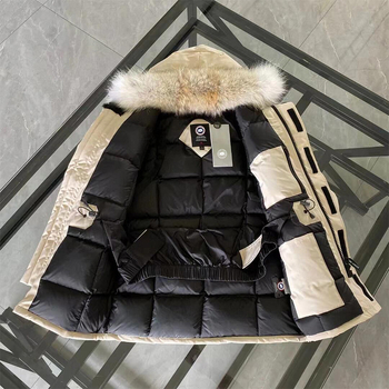 Női tollkabát, töltelék kacsa tollal, tolltartalom 81–85%, vastag belső pamut-gyapjú szövet, egyenes szabás