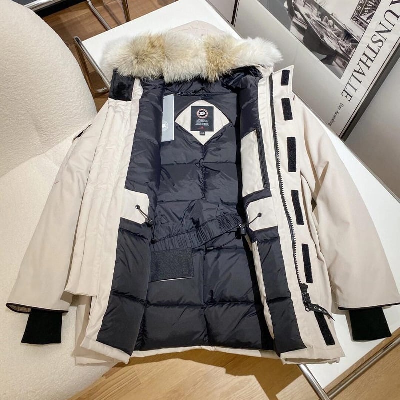 Női tollkabát, töltelék kacsa tollal, tolltartalom 81–85%, vastag belső pamut-gyapjú szövet, egyenes szabás