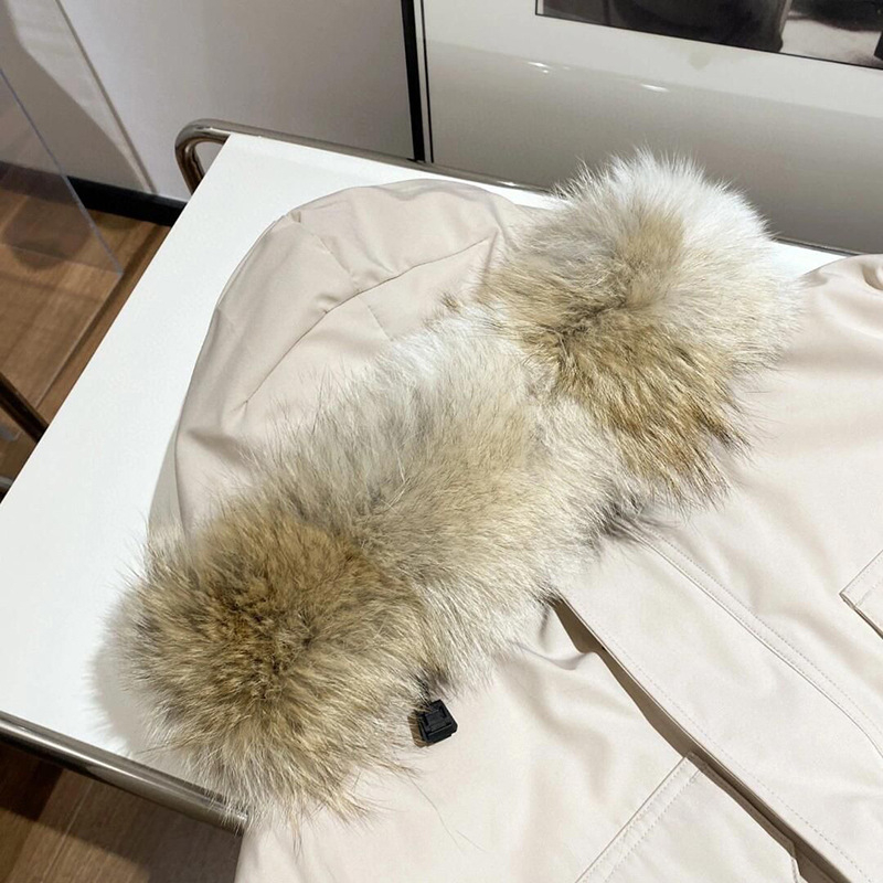 Női tollkabát, töltelék kacsa tollal, tolltartalom 81–85%, vastag belső pamut-gyapjú szövet, egyenes szabás