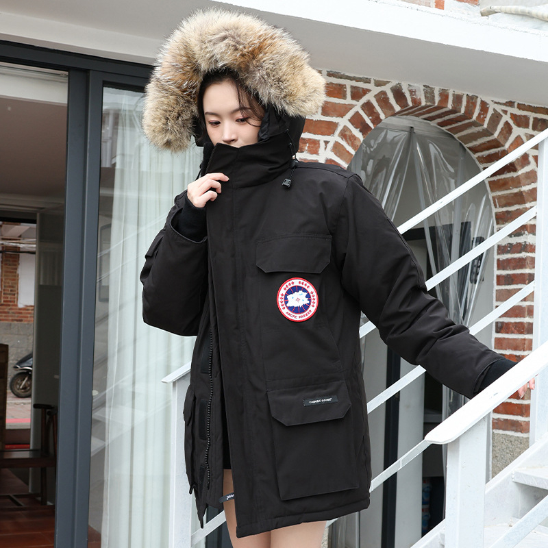 Női tollkabát, töltelék kacsa tollal, tolltartalom 81–85%, vastag belső pamut-gyapjú szövet, egyenes szabás