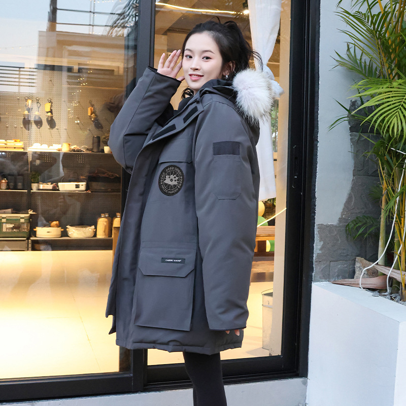 Női tollkabát, töltelék kacsa tollal, tolltartalom 81–85%, vastag belső pamut-gyapjú szövet, egyenes szabás