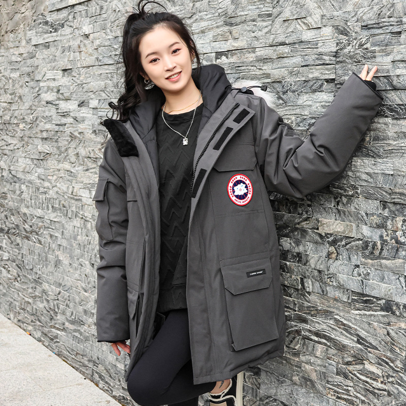 Női tollkabát, töltelék kacsa tollal, tolltartalom 81–85%, vastag belső pamut-gyapjú szövet, egyenes szabás