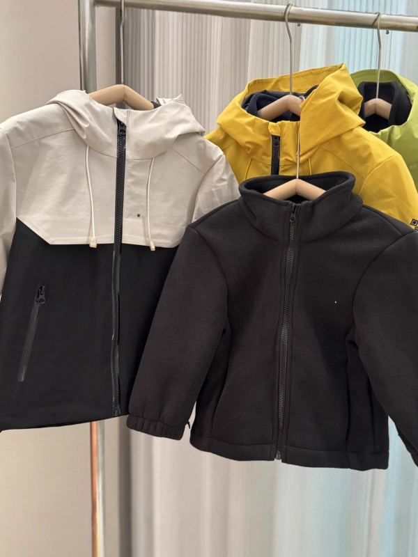 3-in-1 bērnu jaka ar noņemamu ārējo slāni, 2025 rudens–ziema, vēja izturīgs soft shell, ūdensizturība 5000mm, poliestera odere, vecums 7–12 gadi