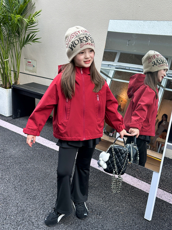 Uniszex gyerek Softshell kabát kapucnival, 4-es vízállósággal, cipzáros eleje, 3–8 éveseknek