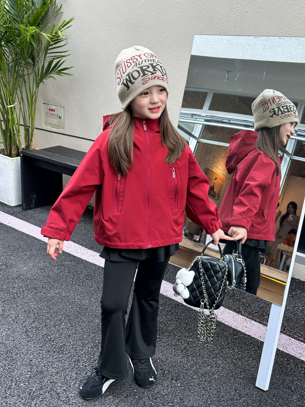 Uniszex gyerek Softshell kabát kapucnival, 4-es vízállósággal, cipzáros eleje, 3–8 éveseknek