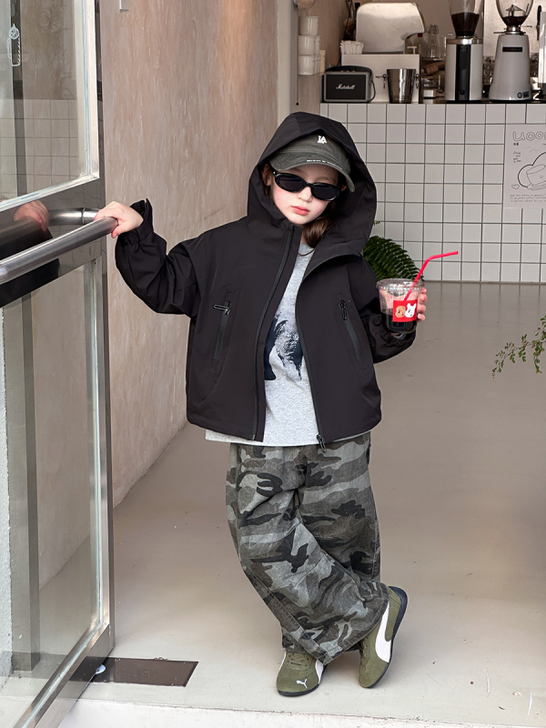 Uniszex gyerek Softshell kabát kapucnival, 4-es vízállósággal, cipzáros eleje, 3–8 éveseknek