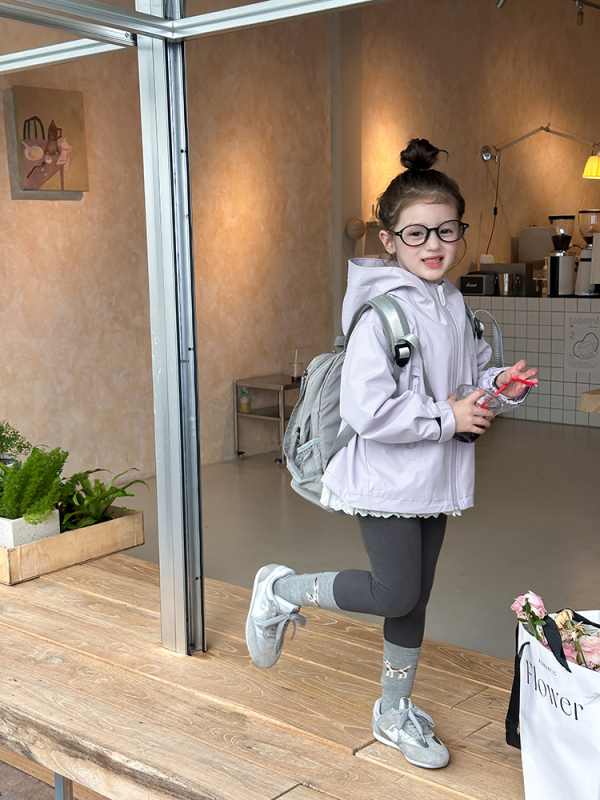 Uniszex gyerek Softshell kabát kapucnival, 4-es vízállósággal, cipzáros eleje, 3–8 éveseknek