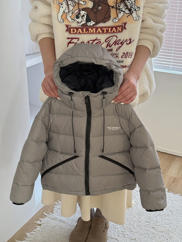 Uniszex gyerek téli párnázott kabát – külső nylon, bélés 100% poliészter, cipzár, lángálló tulajdonságok, 3-8 éveseknek