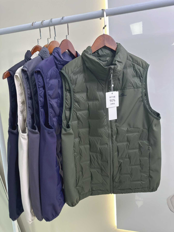 Мъжка пухена жилетка с висок стоящ яка, цип, пълнеж от патешки пух, нейлонова външна част