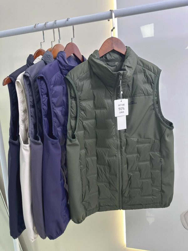 Мъжка пухена жилетка с висок стоящ яка, цип, пълнеж от патешки пух, нейлонова външна част