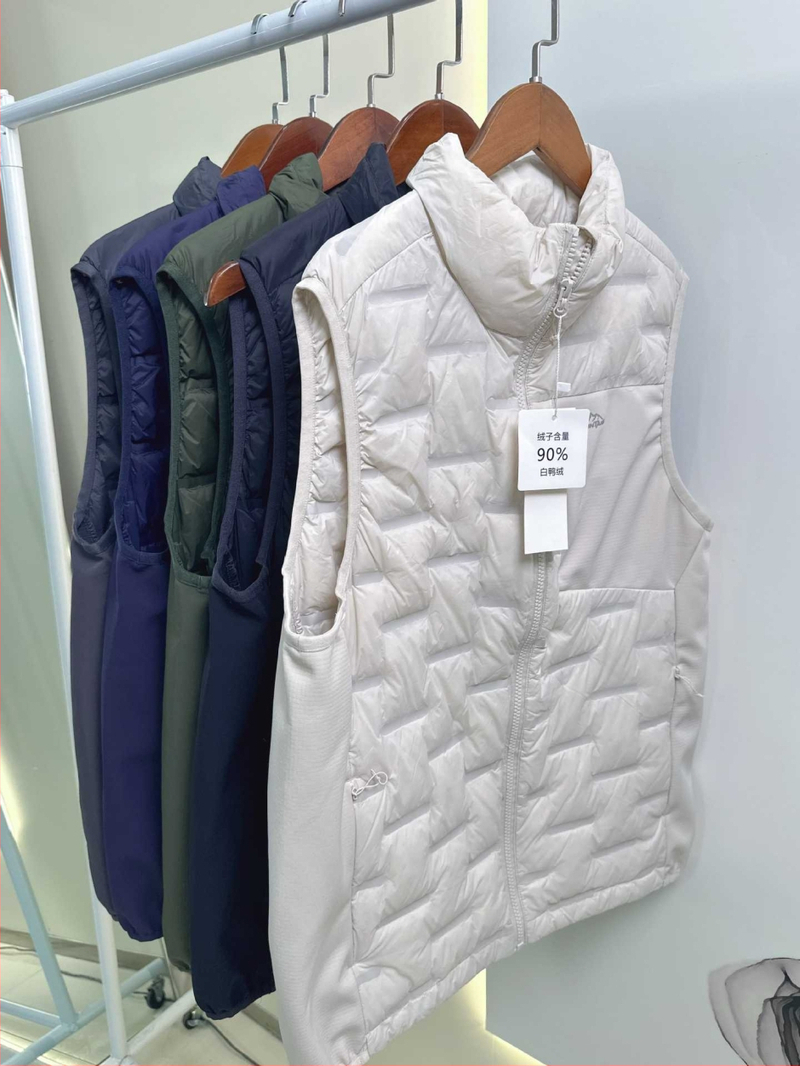 Мъжка пухена жилетка с висок стоящ яка, цип, пълнеж от патешки пух, нейлонова външна част