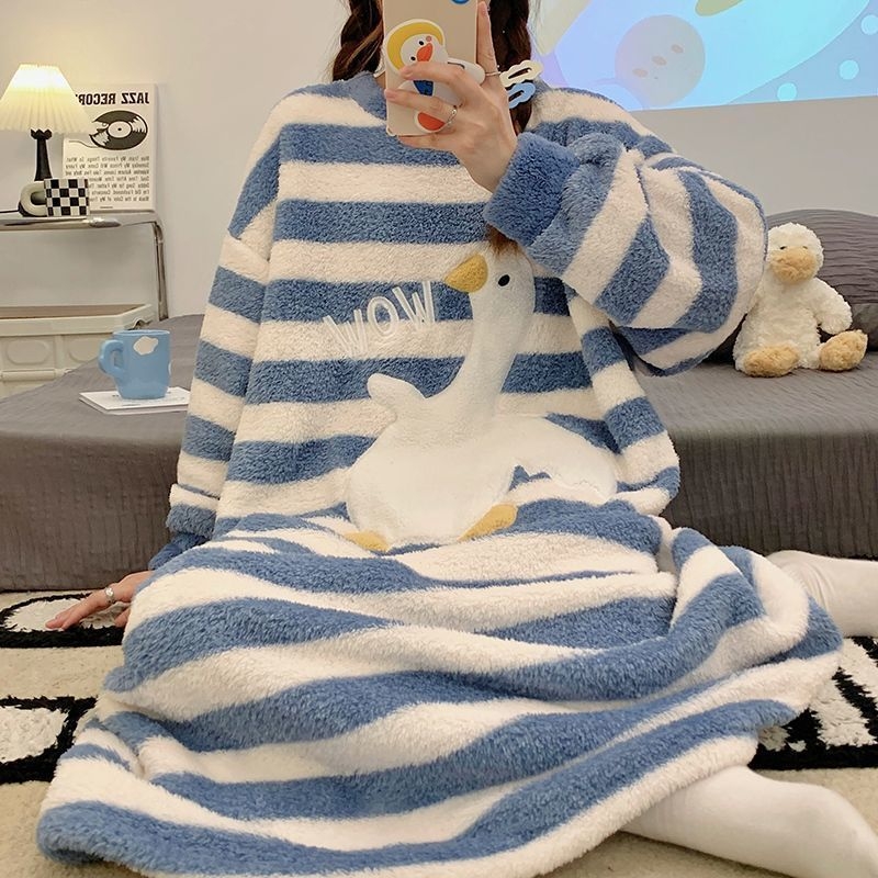 Γυναικείο φλανελέ νυχτικό με στρογγυλό λαιμό, ριγέ μοτίβο καρτούν, μακριά γραμμή για οικιακή χρήση