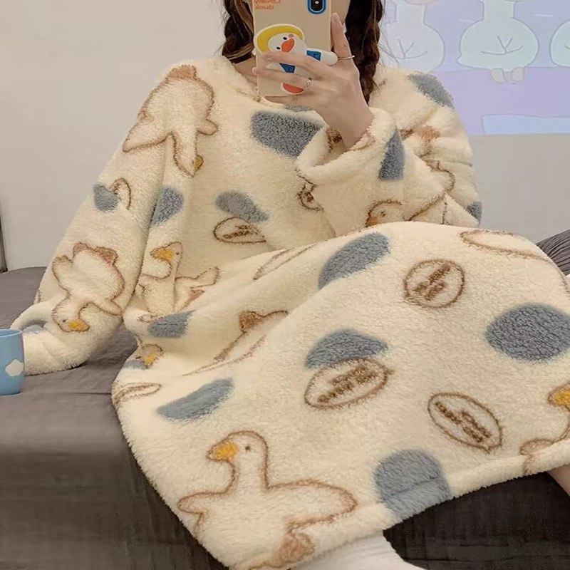 Γυναικείο φλανελέ νυχτικό με στρογγυλό λαιμό, ριγέ μοτίβο καρτούν, μακριά γραμμή για οικιακή χρήση