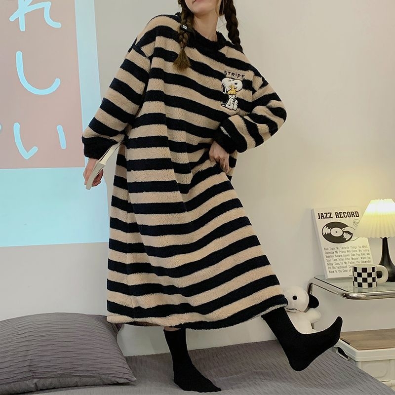 Γυναικείο φλανελέ νυχτικό με στρογγυλό λαιμό, ριγέ μοτίβο καρτούν, μακριά γραμμή για οικιακή χρήση