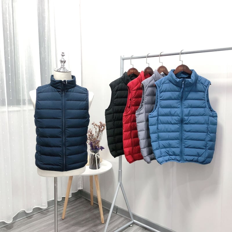 Muška lagana puffer vesta bez rukava, slobodan kroj, stojeći ovratnik, zip zatvarač, materijal: pamuk-nylon smjesa, podstava nylon, pogodna za četiri sezone