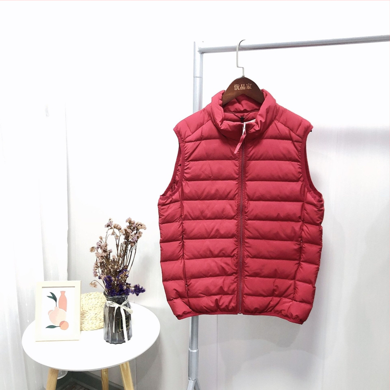 Muška lagana puffer vesta bez rukava, slobodan kroj, stojeći ovratnik, zip zatvarač, materijal: pamuk-nylon smjesa, podstava nylon, pogodna za četiri sezone